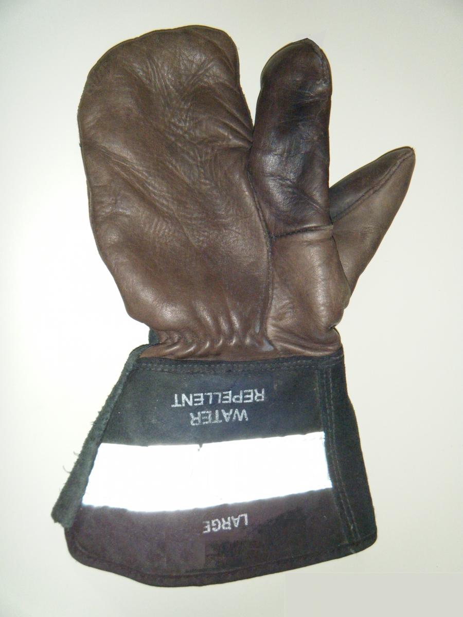 Water repellent work mitten