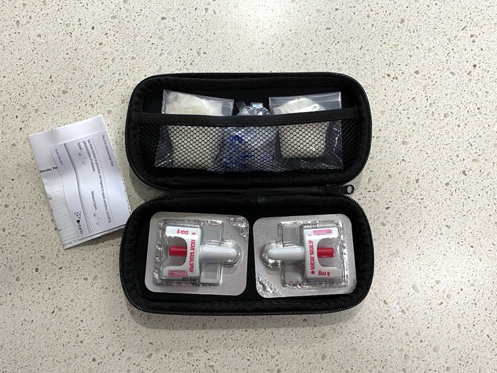 Naloxone kit